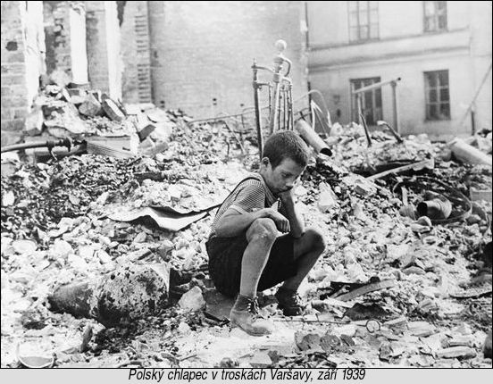 [Polský chlapec v troskách Varšavy, září 1939]