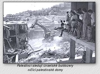 [Palestínci sledují izraelské buldozery ničící palestinské domy]